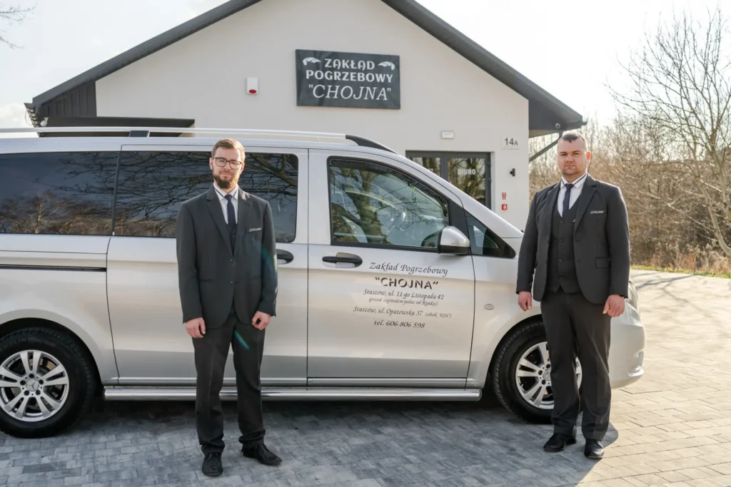 Pracownicy zakładu pogrzebowego Chojna